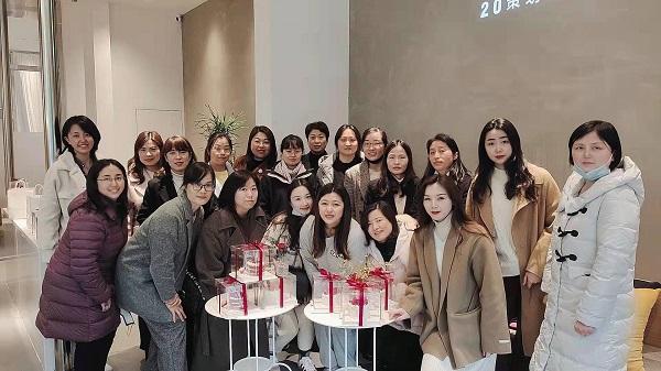 巧手做烘焙，甜美好时光——地产集团工会进行妇女节主题烘焙活动