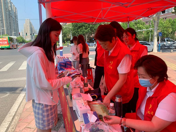 助力学子圆梦，，，，践行国企继续  安徽ag亚娱集团地产集团组织爱心助考公益活动